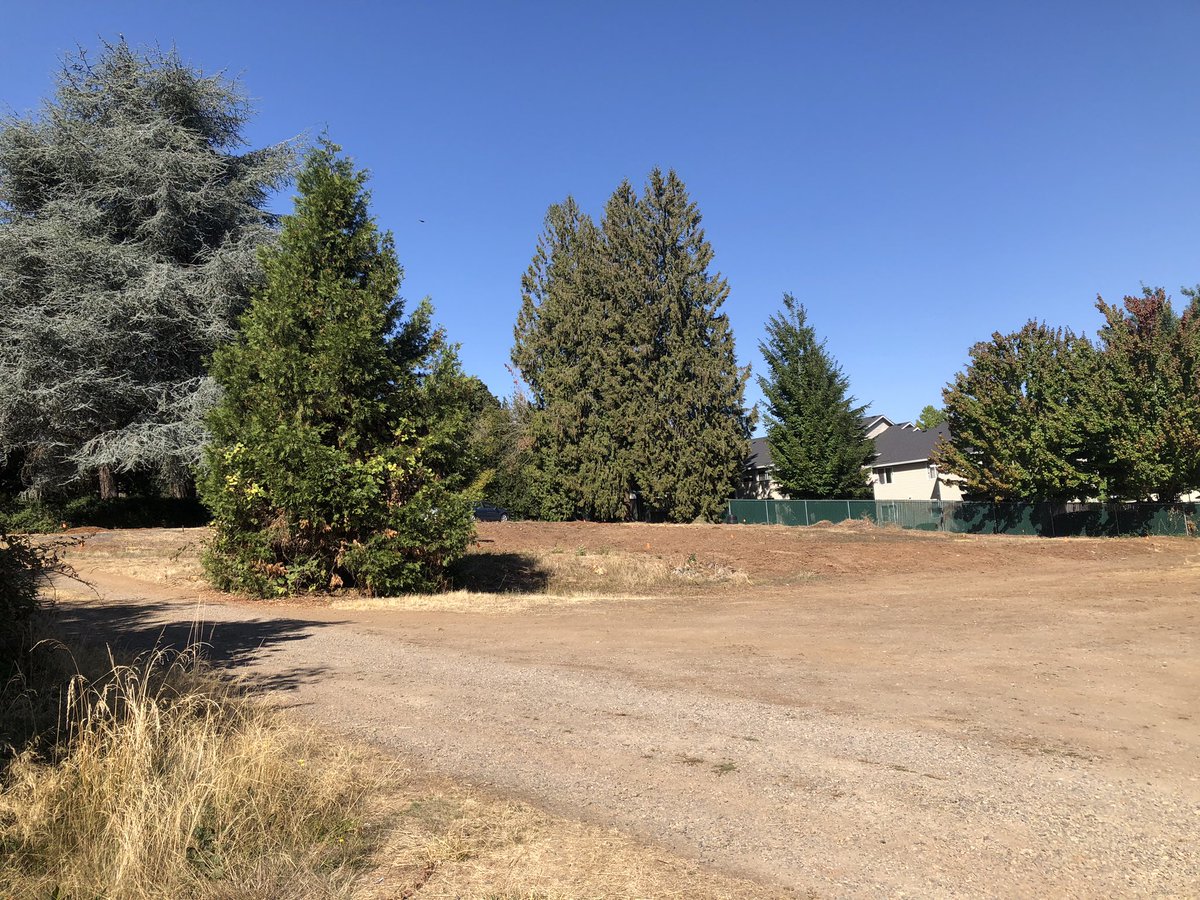 ExploresRetail's tweet image. Abandoned houses in Salem, Oregon. Specifically it’s in the West Salem area. These old buildings are starting to get really worse the last time I came here back in August. Some were already demolished. Won’t be surprised if the rest of remaining gets torn down soon.