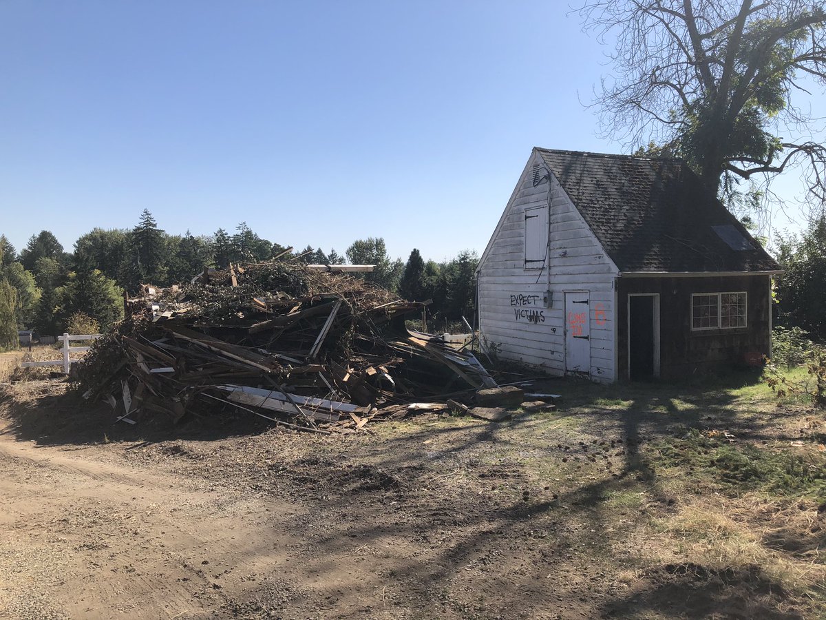 ExploresRetail's tweet image. Abandoned houses in Salem, Oregon. Specifically it’s in the West Salem area. These old buildings are starting to get really worse the last time I came here back in August. Some were already demolished. Won’t be surprised if the rest of remaining gets torn down soon.