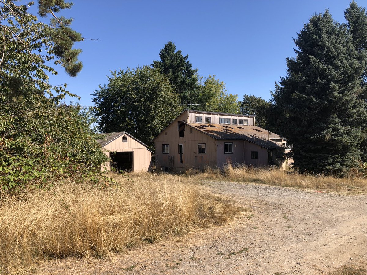 ExploresRetail's tweet image. Abandoned houses in Salem, Oregon. Specifically it’s in the West Salem area. These old buildings are starting to get really worse the last time I came here back in August. Some were already demolished. Won’t be surprised if the rest of remaining gets torn down soon.