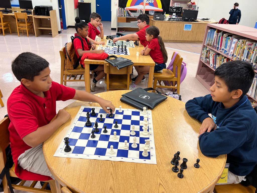 IBPeskoeK8's tweet photo. Morning Chess!  #PeskoeChessClub #peskoek-8 #bearnation🐻 #peskoepride❤️ #Aschool #YourBestChoice
#wherethemagichappens✨
#togetherweareafamily
#surfingthewaveofsuccess🌊 @MDCPSSouth @MDCPS @MDCPSTitleI https://t.co/7ba1G9zjyN
