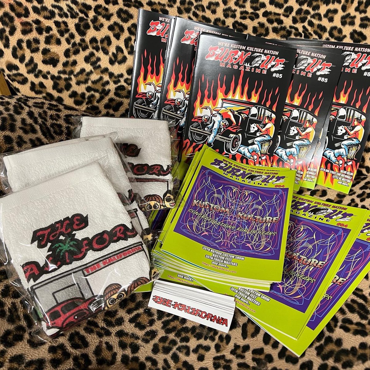 THE KALIFORNIA 様より　
Welcome Bagに素敵な商品をご提供いただきました！
<a href="/thekalifornia/">THE KALIFORNIA</a> 
<a href="/thenashjp/">THE NASH</a> 様、誠にありがとうございます❗️
先着順で10時からのお渡しになります！
皆様のお越しをスタッフ一同、心よりお待ちしております♬
#pinstriping 
#therockincruisin 
#october1