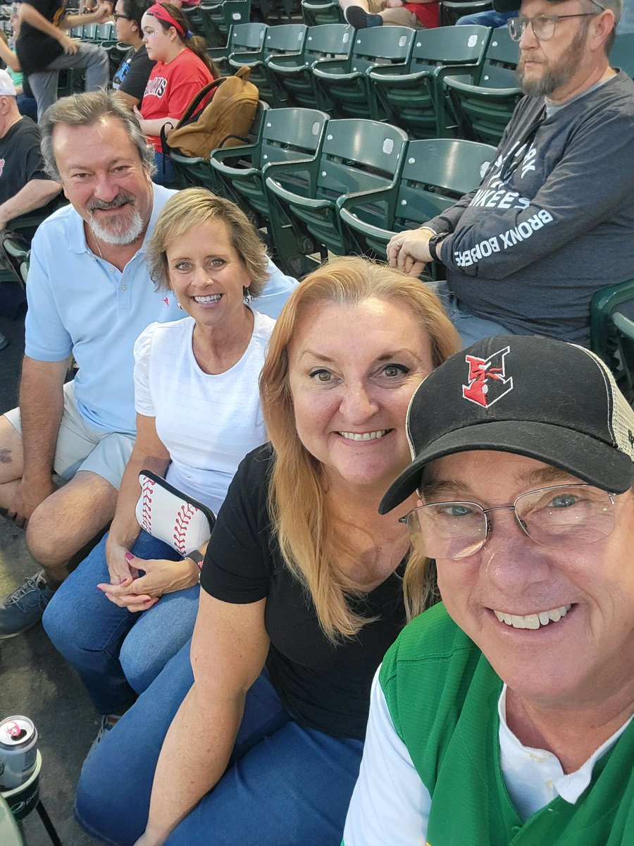 KDFletLoveRule's tweet photo. #AtTheVic Beautiful night for a game with peeps! https://t.co/PsRggofGpK