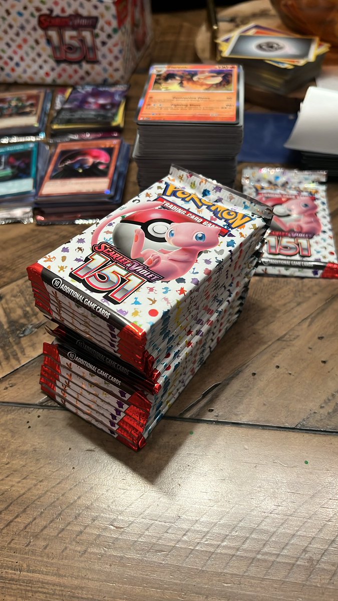 Ghost_02424's tweet image. Time to break some packs! Yes I’m that kind of nerd and we are pulling hits alllllllll night! #Pokemon #Pokemon151 #gamernerd