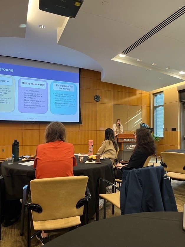 FinkLab's tweet image. Lots of great talks today at the @UCDMINDINST #DataBlitz 🤩🧬
Pictured are #Finklab graduate students Isaac Villegas, Klaudia Braczyk and @jjwaldoo! #JordansSyndrome #RettSyndrome #HuntingtonsDisease