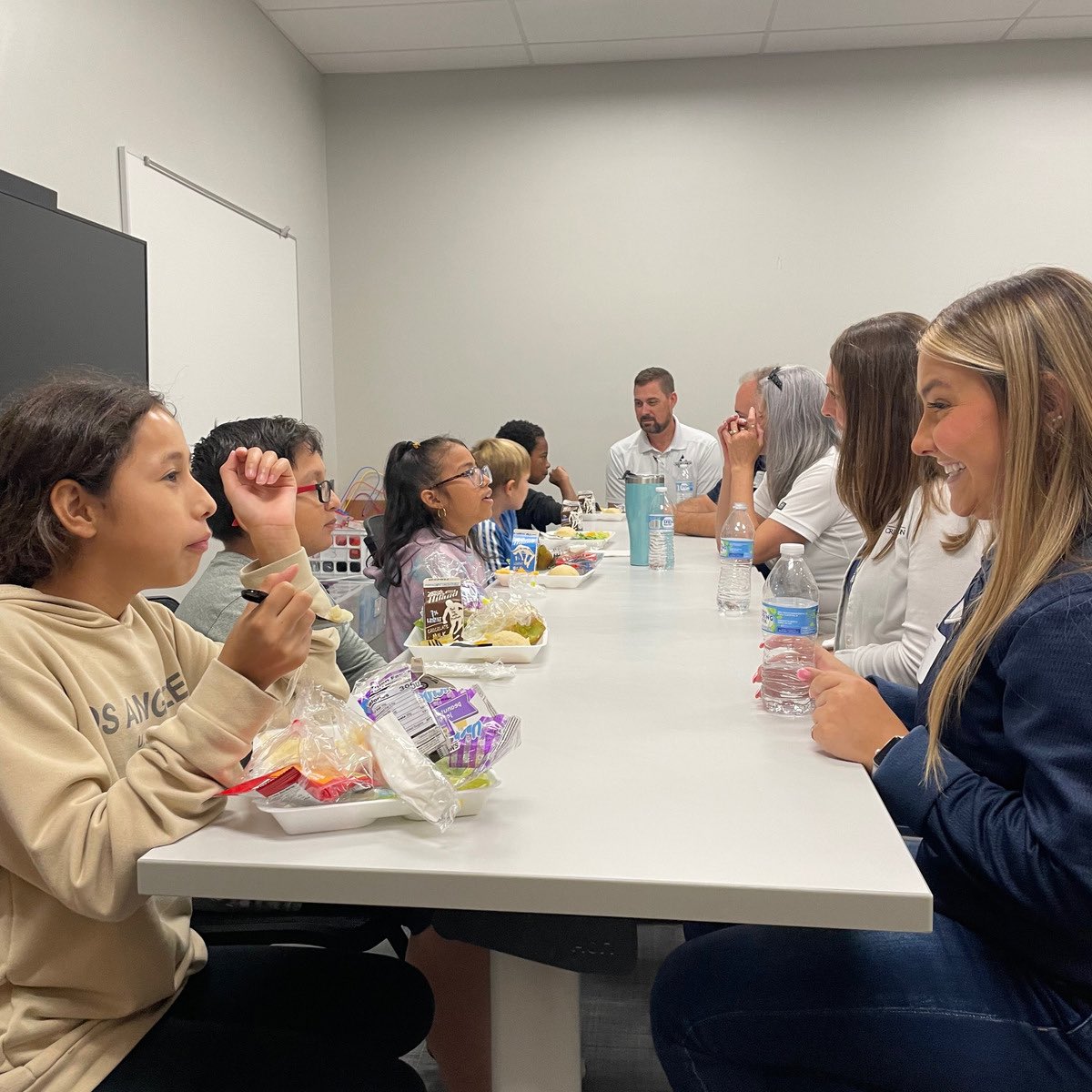 PandoInitiative's tweet photo. The friendly faces at @CUofAmerica continue to amaze us! After last year’s success with their literacy initiative at @OaklawnCheetahs their initiative has grown, with more volunteers and a second school! Welcome to @CooperEagles260, CUA!
#pando #welcometofriendly https://t.co/XYrQ0mHpSy