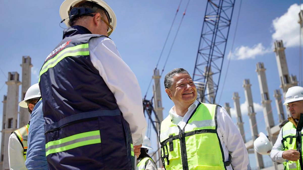 juliomenchaca_'s tweet photo. En este lugar prometieron construir una refinería y solo dejaron una barda; pero junto al presidente @lopezobrador_ y @zoerobledo, hemos asumido el compromiso de convertirlo en un espacio para el cuidado y atención del pueblo.

Así avanza la construcción del Hospital General de Zona del @Tu_IMSS en la región de Tula.

#PrimeroElPueblo