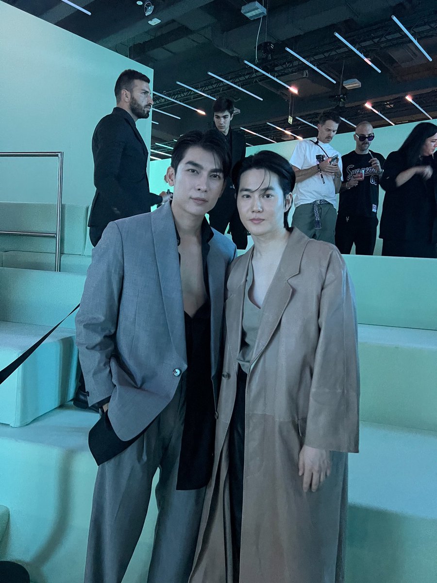 VogueThailand's tweet photo. 'มิว-ศุภศิษฏ์ จงชีวีวัฒน์' @MSuppasit และ 'ซูโฮ' จากวง @weareoneEXO พาชมแฟชั่นโชว์สุดพิเศษกับคอลเล็กชั่นฤดูหนาว ปี 2023/24 ของแบรนด์ BOSS กับธีม 'Boss Techtopia' ที่พาเราเข้าสู่จินตนาการแห่งโลกเสมือนจริง  #BOSSMilanShow #MEWmyBOSS #MewSuppasit #SUHO https://t.co/bGGZj4NYOf