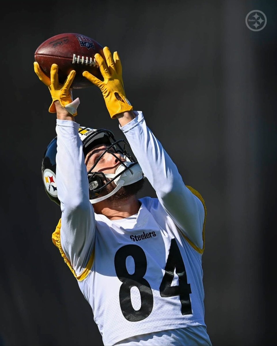 BtchesLuvSports's tweet photo. Just in time for #FangirlFriday, a Simi Fehoko sighting from IG:steelersreporter
#TeamSimi 💛❤️🖤 #NewNumberWhoDis 8️⃣4️⃣ https://t.co/BA6xJ1QHSs