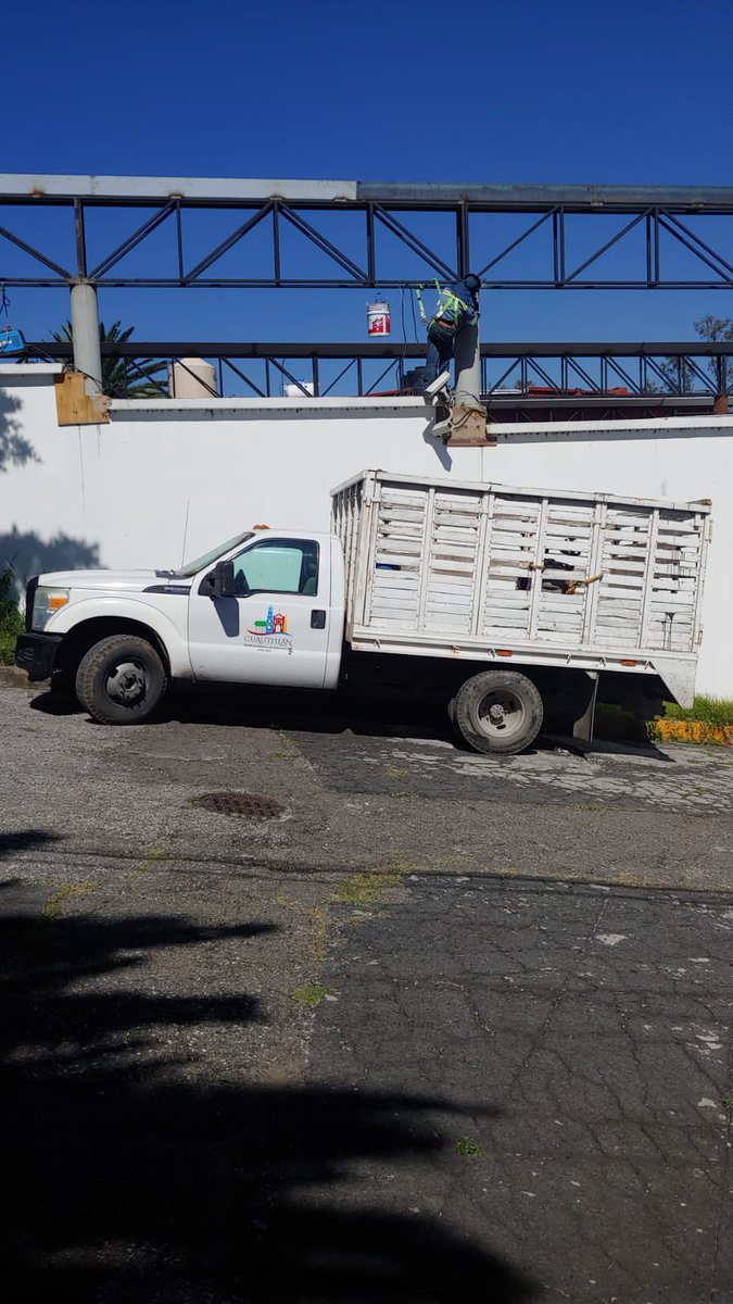 NeoliberalFR's tweet image. Oiga lic @KarlaFiesco acá en Bosques del Lago están haciendo una bodega y la está haciendo el mismo gobierno de @cuautitlan qué podemos hacer??? o así anda ya la corrupcion con ustedes????