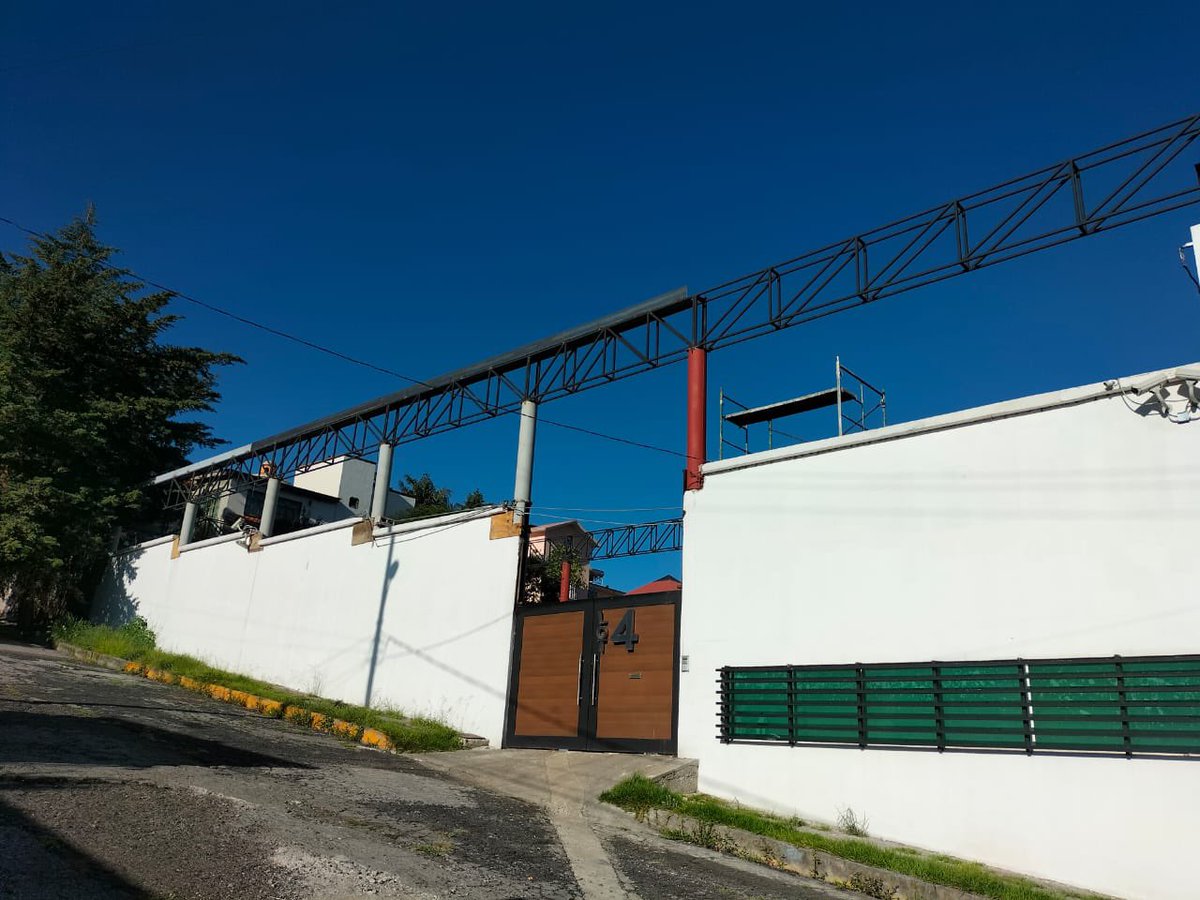 NeoliberalFR's tweet image. Oiga lic @KarlaFiesco acá en Bosques del Lago están haciendo una bodega y la está haciendo el mismo gobierno de @cuautitlan qué podemos hacer??? o así anda ya la corrupcion con ustedes????