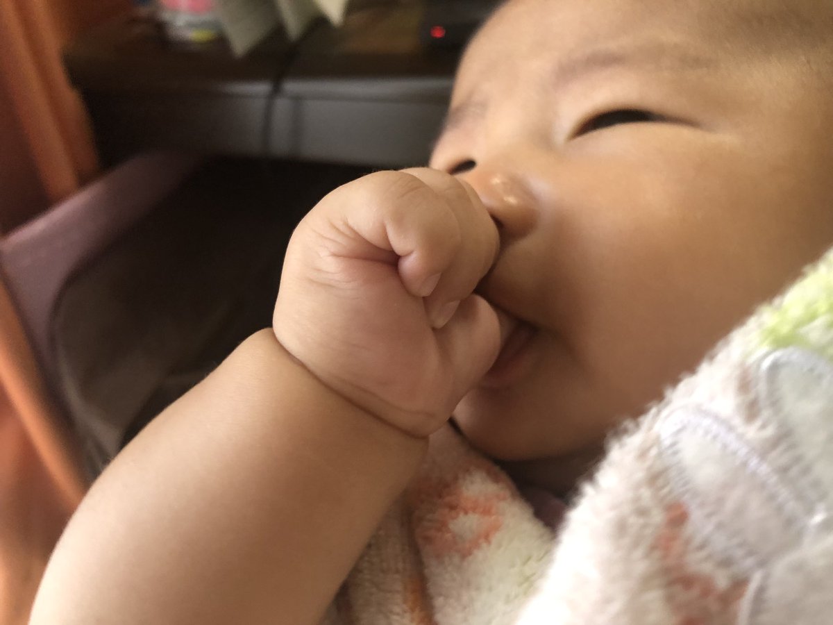 sunflowermackey's tweet photo. #2m13d
#生後75日
#2023jul_baby 
#男の子ベビー

安定の指吸い、指しゃぶり
指突っ込みすぎてえづくまでがセット😓 https://t.co/LDqRLJHetd