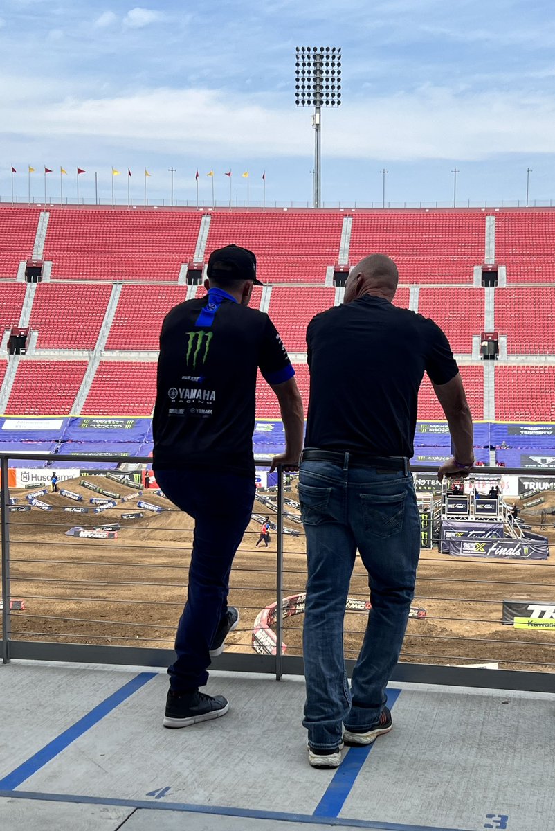 wewentfast's tweet photo. Eli Tomac talking with Jeff Stanton. What is Stanton telling him? https://t.co/reVNAaO1DB