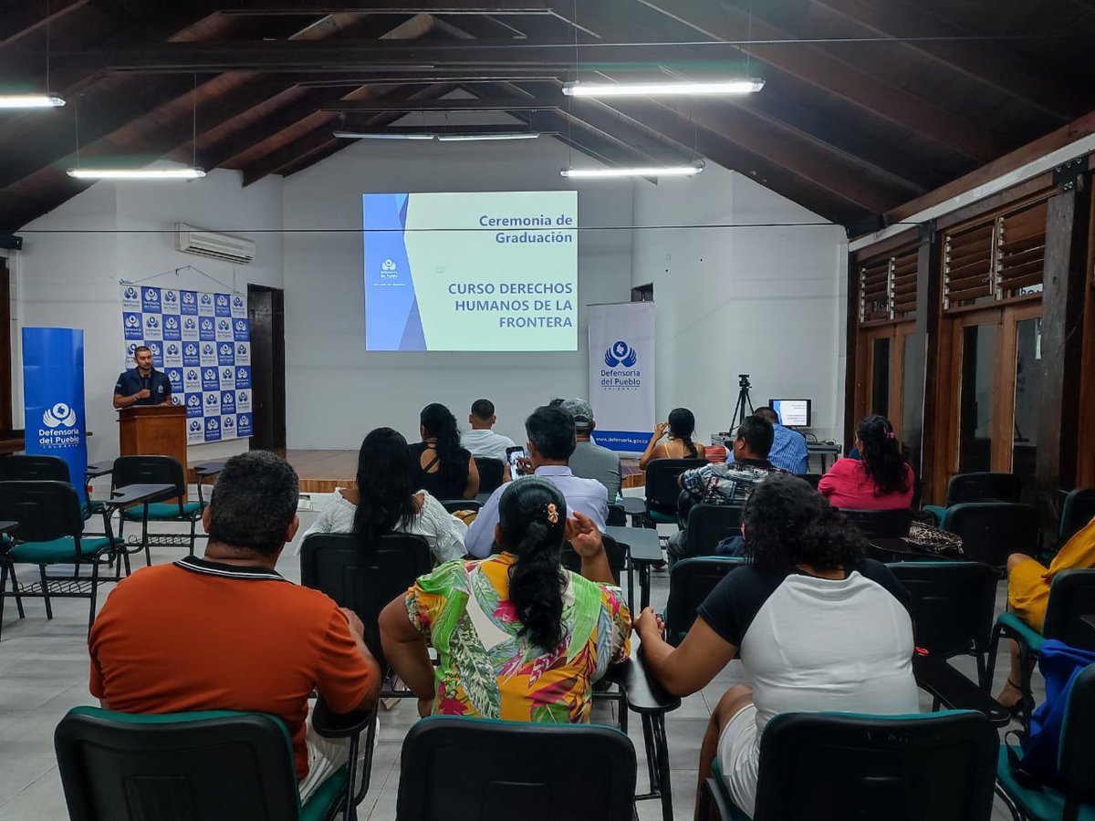 DefensoriaCol's tweet photo. 📖Regional #Amazonas culminó #CursoDerechosHumanosDeLaFrontera dirigido a líderes sociales de #Leticia, #Tabatinga (Brasil) y #SantaRosa (Perú). El espacio académico, que tuvo duración de un año, brindó herramientas para liderar  la protección de los #DDHH en estos tres países. https://t.co/NiBguKHfcz