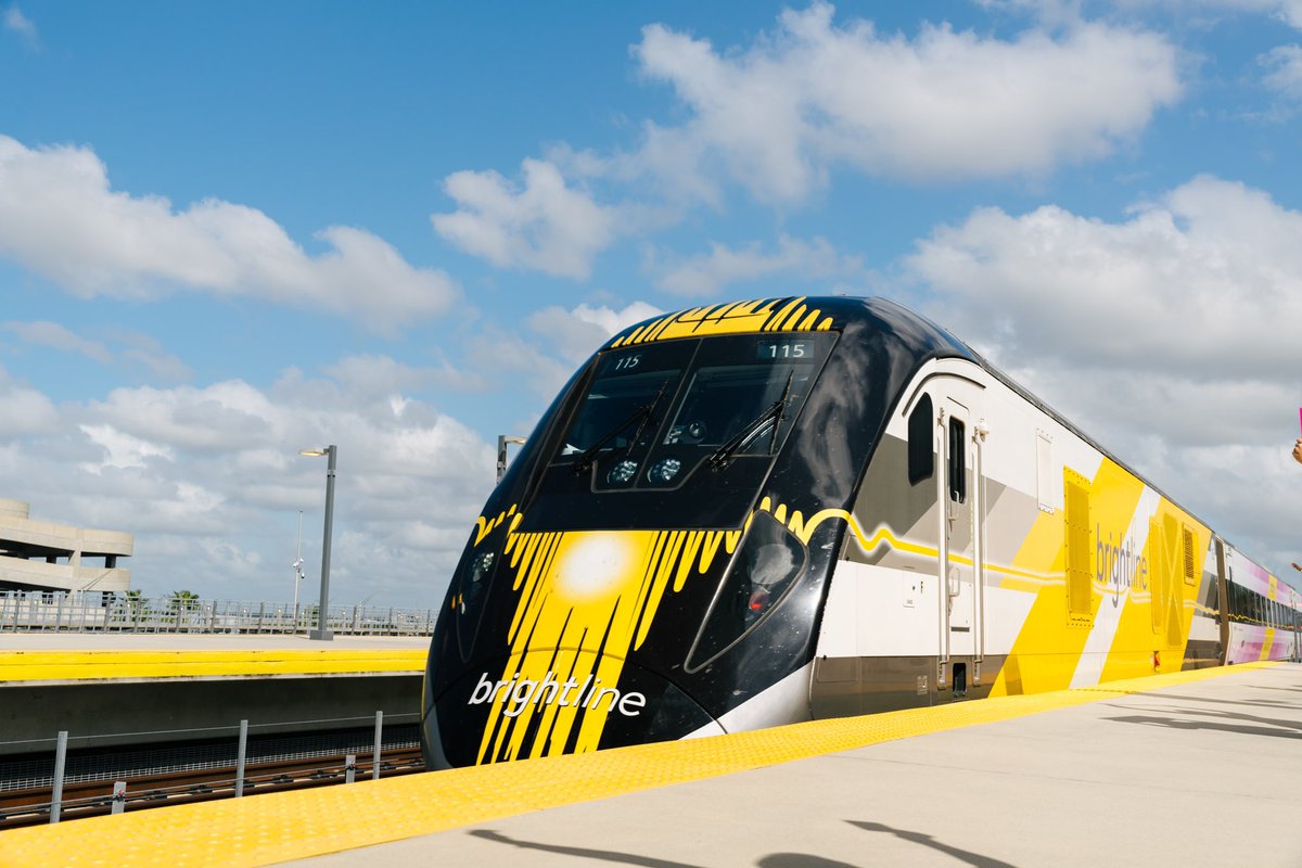 Kissimmee's tweet image. 🚆 All aboard! @GoBrightline has officially rolled into Orlando🌟 Are you already plotting your first train ride between Orlando and Miami? Share your plans!
#RideBrighter #GoBrightline #OrlanGO #ExperienceKissimmee #MyKissimmee #Brightline #thingstodoinkissimmee