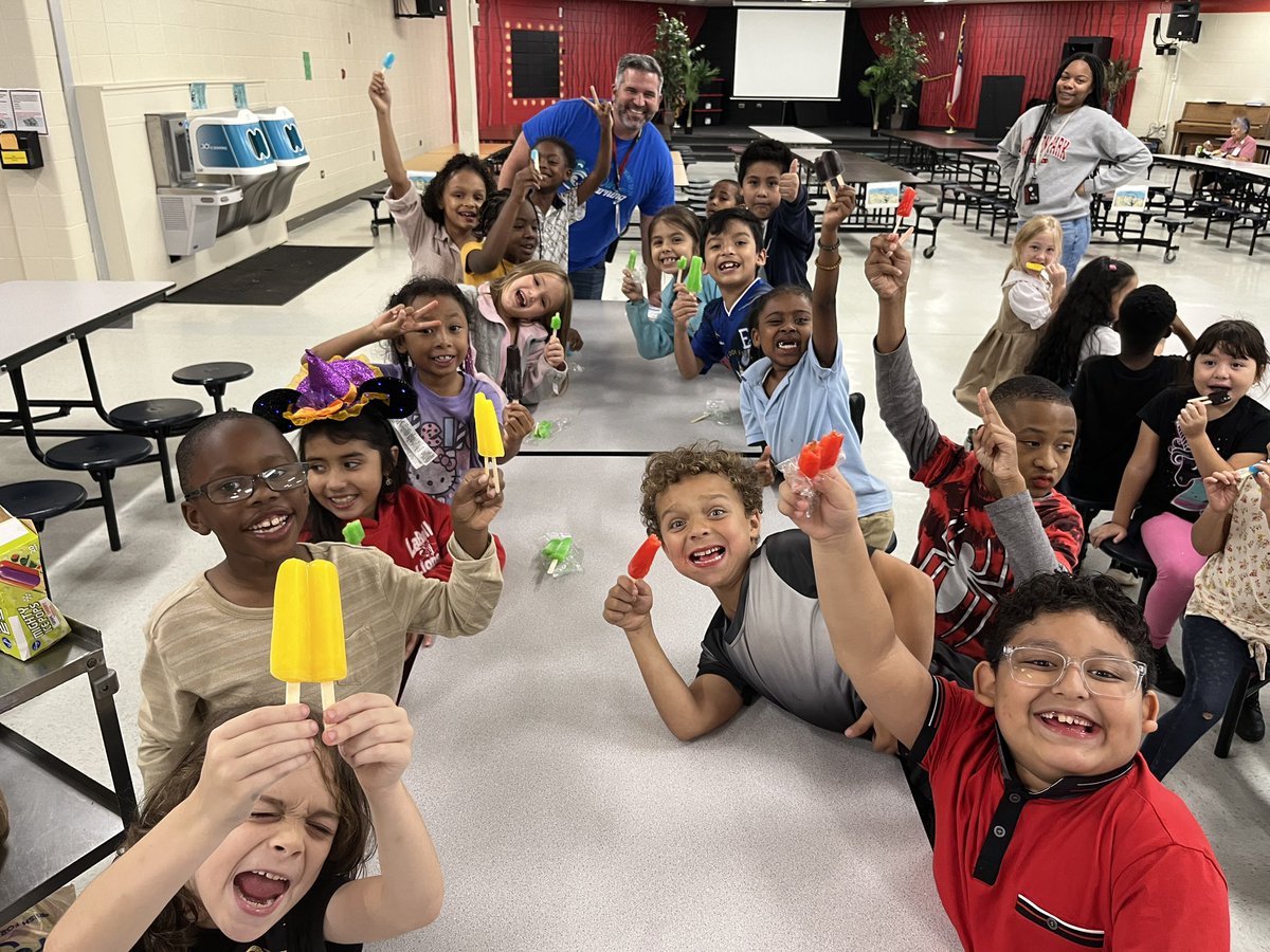 elsberry_edu's tweet photo. Who were the first @NPKEagles to reach 100% on GoSafe? That’s right, it was us!  We celebrated by having popsicles with our principals!🦅 @NPKPrincipal @ade15962 @EmbryWendy https://t.co/tYgvLGieHU