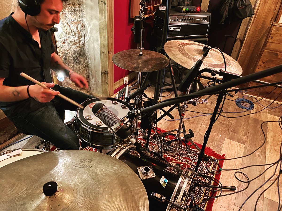 ribbonmics's tweet photo. Studio REDTone is a beautiful studio located in Bastia, France.
They sent us some fantastic pictures of a recent recording session using their new AEA R44 and R88 to capture drums, vocals, guitars, and more!
#AEARibbonMics #RibbonMics #AEAR44 #AEAR88 #MusicProduction https://t.co/vIw0RI7TcJ