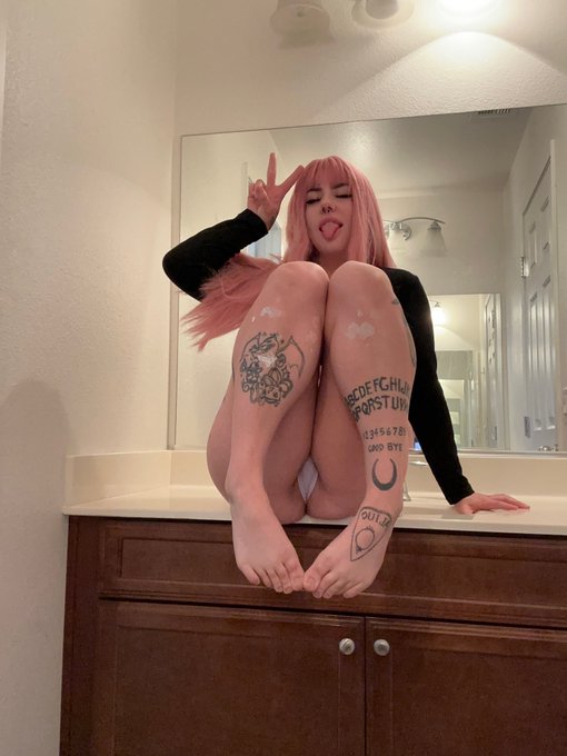 I&rsquo;m use to someone painting my face with cum not actual paint 😏😉🫣 https://t.co/oiuBbogury