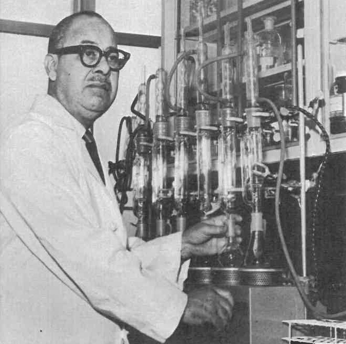 #FlashblackFriday Dr. Harold West, Chairman of the Department of Biochemistry at Meharry , performed a fractionalization procedure in 1967. 

#MeharryMade #BlackScientists #Researchers