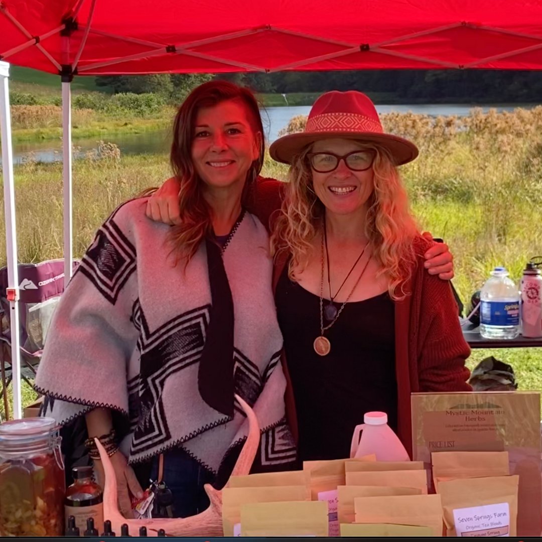 the_ginger_sage's tweet image. 🌿 Exciting times at #PrepperCamp's 10th Anniversary! Our very own Shanais Pelka is sharing immunity-boosting tips, recipes, and a taste of The Ginger Sage's Fire Cider! 🍵 Want the recipe? Head to our site. PLUS, we're giving away 3 free consultations! Stay tuned. #TheGingerSage