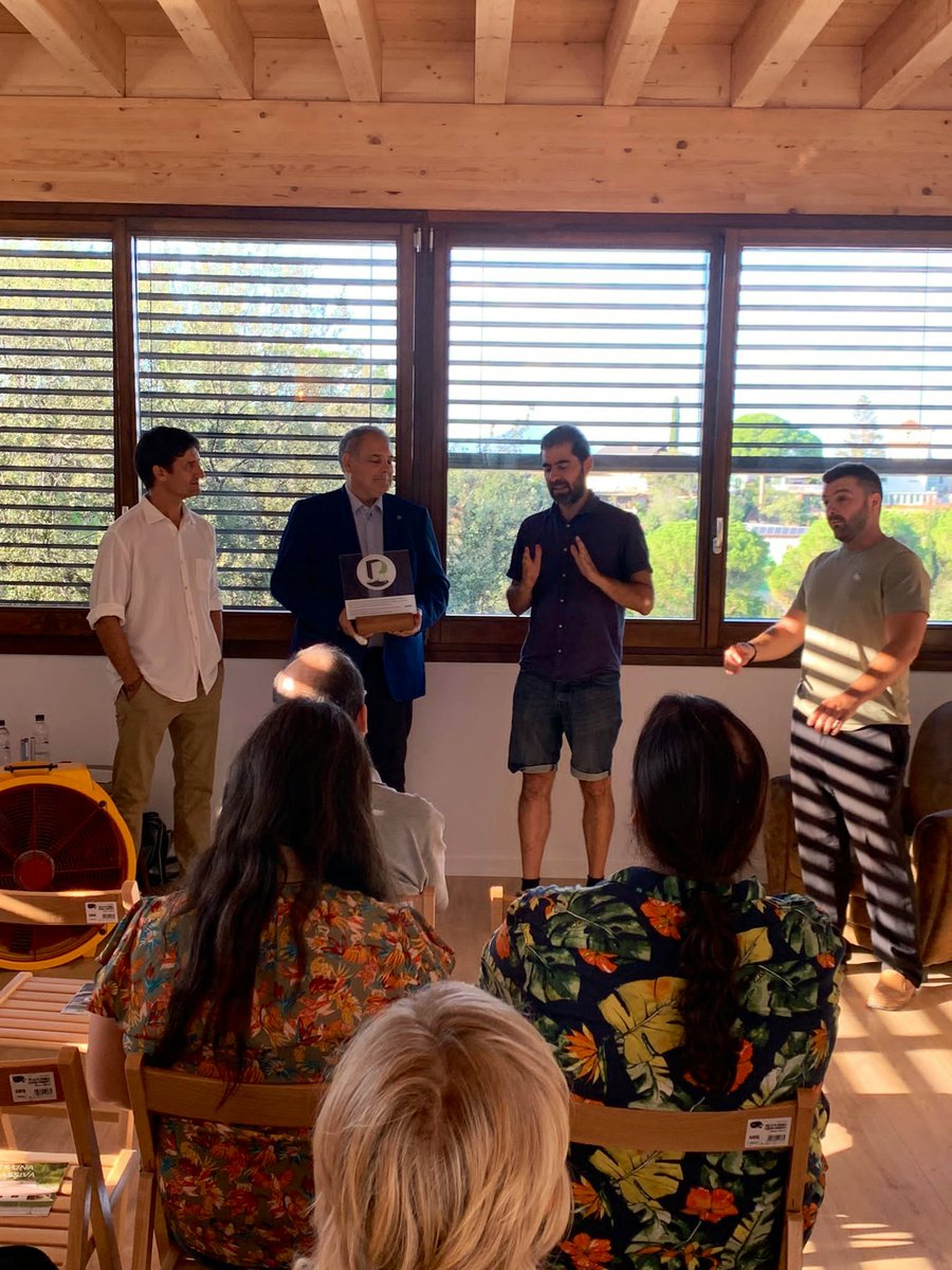 EMDValldoreix's tweet photo. El president de l’EMD, @jjcortesgarcia i el vocal de Medi Ambient @xavierhumet han participat aquesta tarda a la jornada de portes obertes a l’habitatge sostenible de molt alta eficiència energètica que @PapikGroup ha construït a #Valldoreix https://t.co/ndddx0pi0z