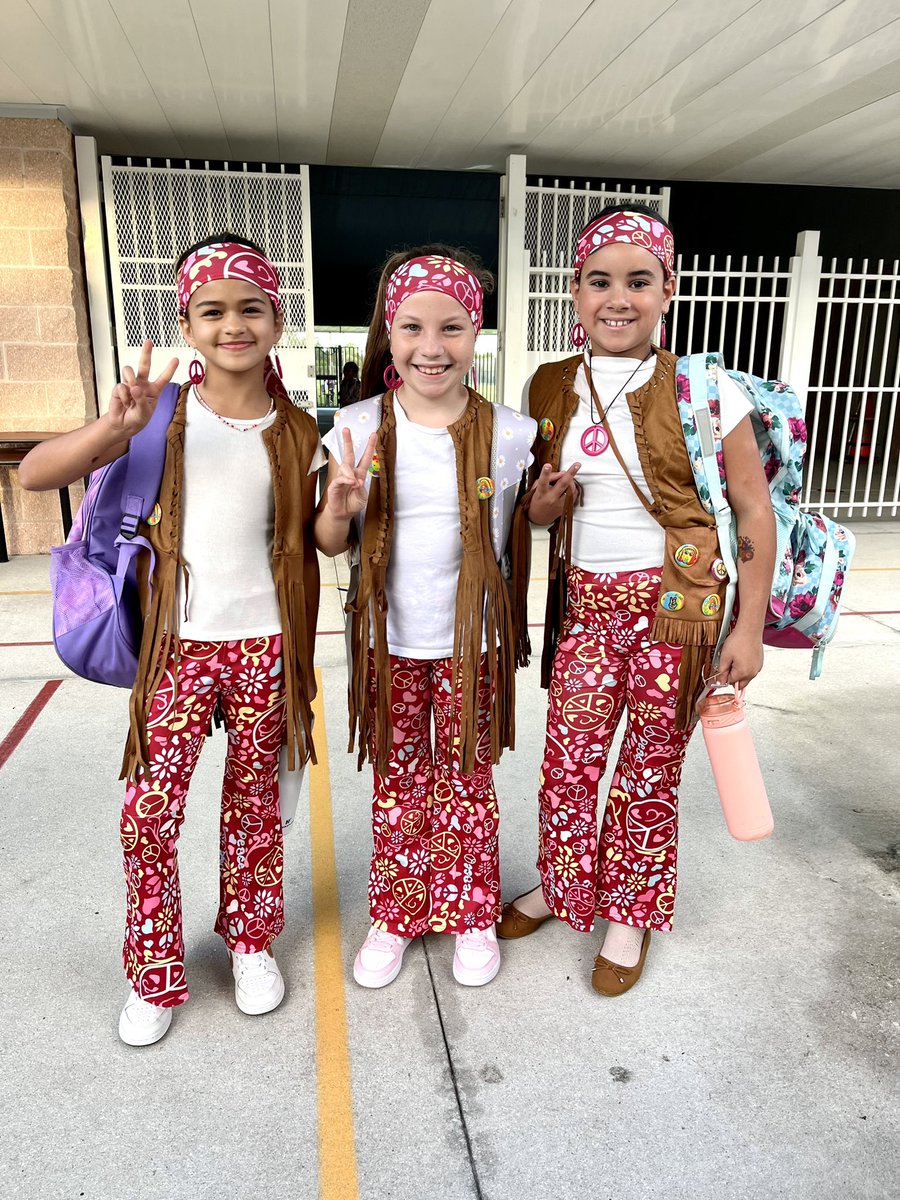 mrswaltersPE's tweet photo. What a groovy way to end the first book fair of the year!! I loved seeing all the 70s outfits at @SPEHAWKSNAPLES today!!🕺🏼💃🏽💕🪩😊 https://t.co/SOYxrFOpmC