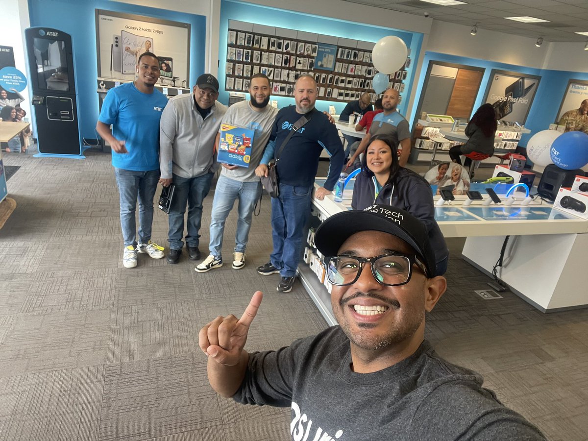 iPhone launch 🚀!  Had to stop by and spread some love to my NYNJ TEAM! Wish I could visit every store!#protectEVERYTHING #htp @judy_cavalieri @marcellobenny @mrodriguez_bk