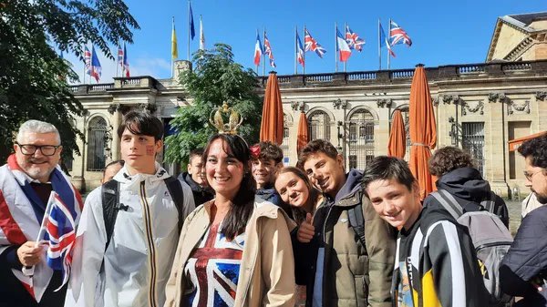 MediaPrevert's tweet photo. Aujourd’hui, nos copains de @EtLangue du @clgjprevert33 ont assisté à la visite de #CharlesIII à Bordeaux. @MyTeachTweets avait sorti le grand jeu. Une reine de la journée à sa manière ! https://t.co/6QJQXwbFBX