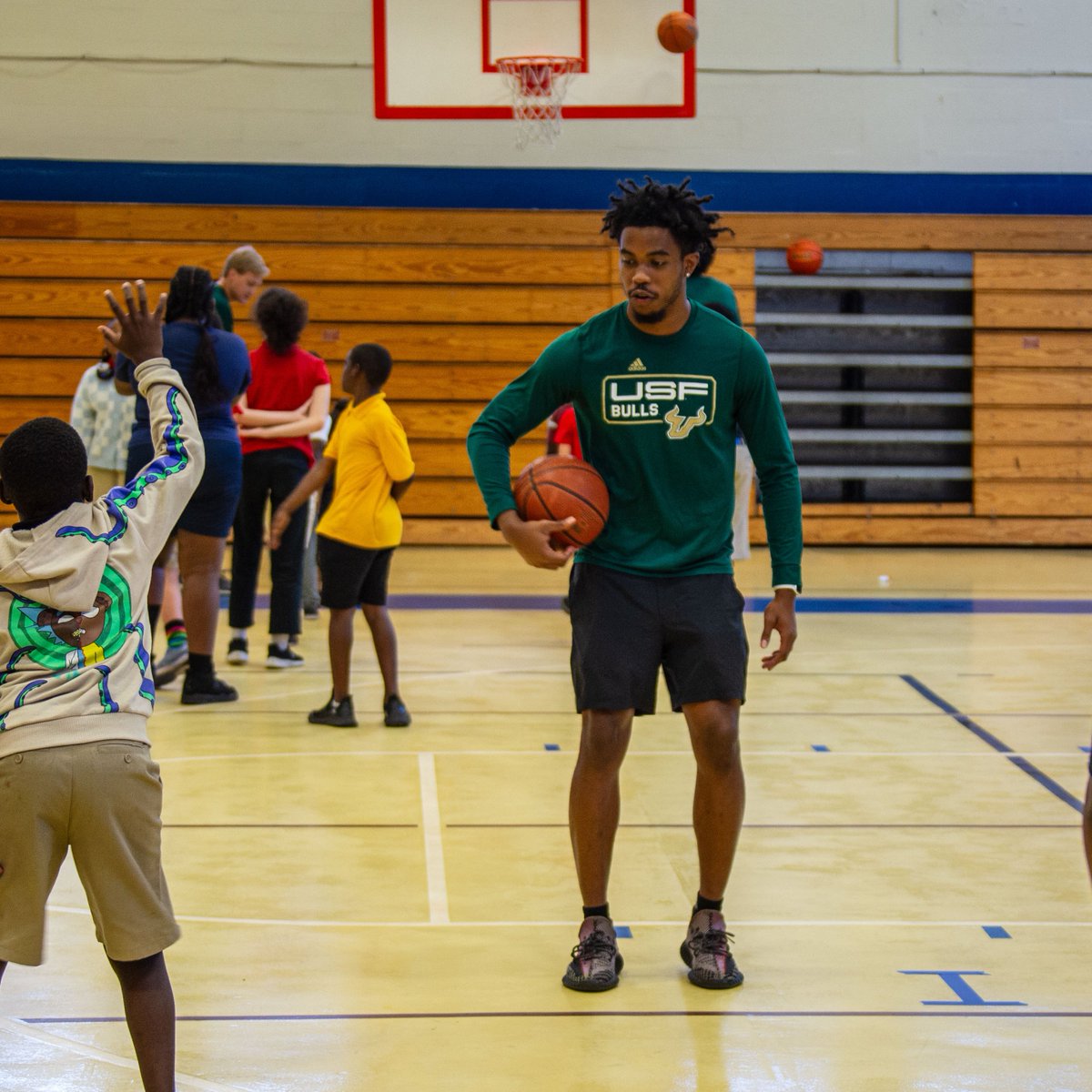 We had a great afternoon spending time with the kids at the Boys & Girls Club of Tampa #HornsUp 🤘| #EDGE