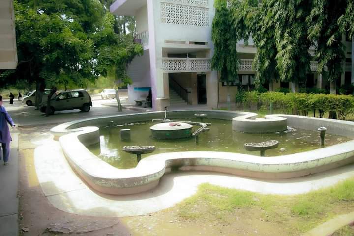 SindhiLateef's tweet photo. Department Of Biochemistry Jab Se Bana Ha Ab Tak Koie Renovation Nhe Hwe Ha Na He Proper Facilities Hn Kindly Ya To Renovation Karwa de Ya Department Khtm Kardi
#uok #Hec @voiceofuok
 #we_demand_prompt_action
#Future_of_ku_students_at_risk
#save_ku_from_crisis https://t.co/8y5UmcgS57