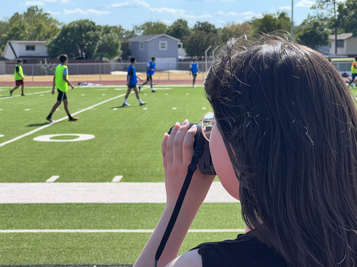 Teacher_Outlaw's tweet photo. It’s a great day to practice using manual settings on our cameras! #ramlevelup #reamspowerofonelevelup @bhsstem #RISDWeAreOne #ramsvisualarts @Artk12RISD https://t.co/Dz1YuJHBAg