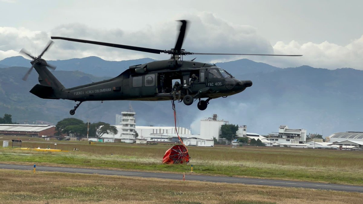 FuerzaAereaCol's tweet photo. #ProtegemosLaVida | Continúan labores de extinción de incendios en #Cali.

Tripulación del helicóptero Black Hawk UH-60L de su #FuerzaAeroespacial🇨🇴, trabaja junto a organismos de socorro para apagar las llamas.

#PlanAyacucho 
@UNGRD 
#CENRP
#CACOM7 https://t.co/UorbkBP9Fw