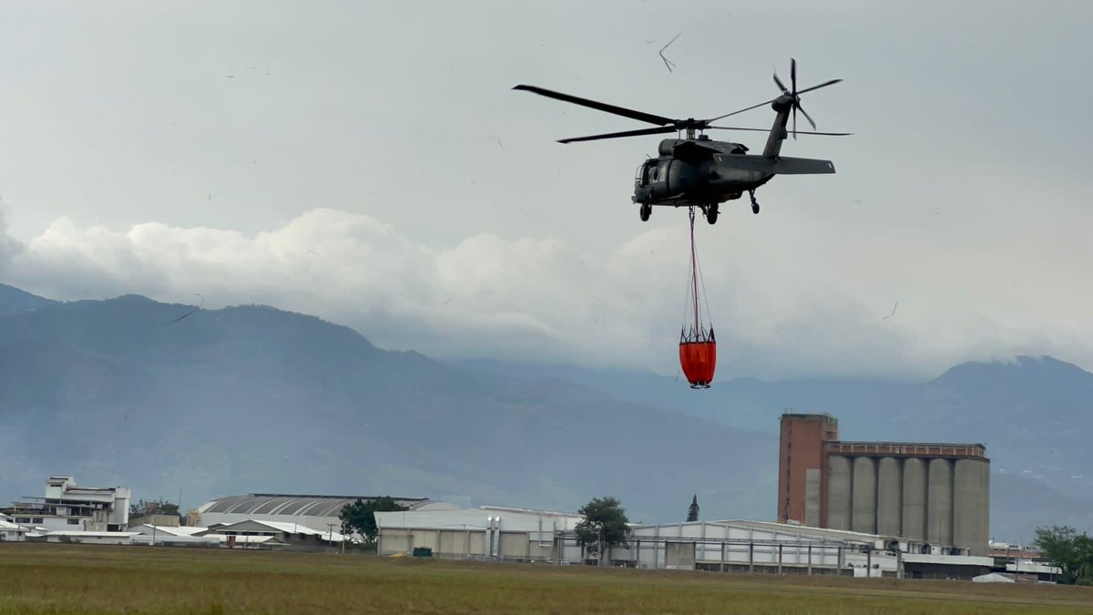 FuerzaAereaCol's tweet photo. #ProtegemosLaVida | Continúan labores de extinción de incendios en #Cali.

Tripulación del helicóptero Black Hawk UH-60L de su #FuerzaAeroespacial🇨🇴, trabaja junto a organismos de socorro para apagar las llamas.

#PlanAyacucho 
@UNGRD 
#CENRP
#CACOM7 https://t.co/UorbkBP9Fw
