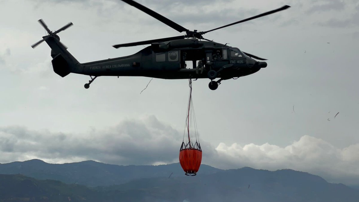 FuerzaAereaCol's tweet photo. #ProtegemosLaVida | Continúan labores de extinción de incendios en #Cali.

Tripulación del helicóptero Black Hawk UH-60L de su #FuerzaAeroespacial🇨🇴, trabaja junto a organismos de socorro para apagar las llamas.

#PlanAyacucho 
@UNGRD 
#CENRP
#CACOM7 https://t.co/UorbkBP9Fw