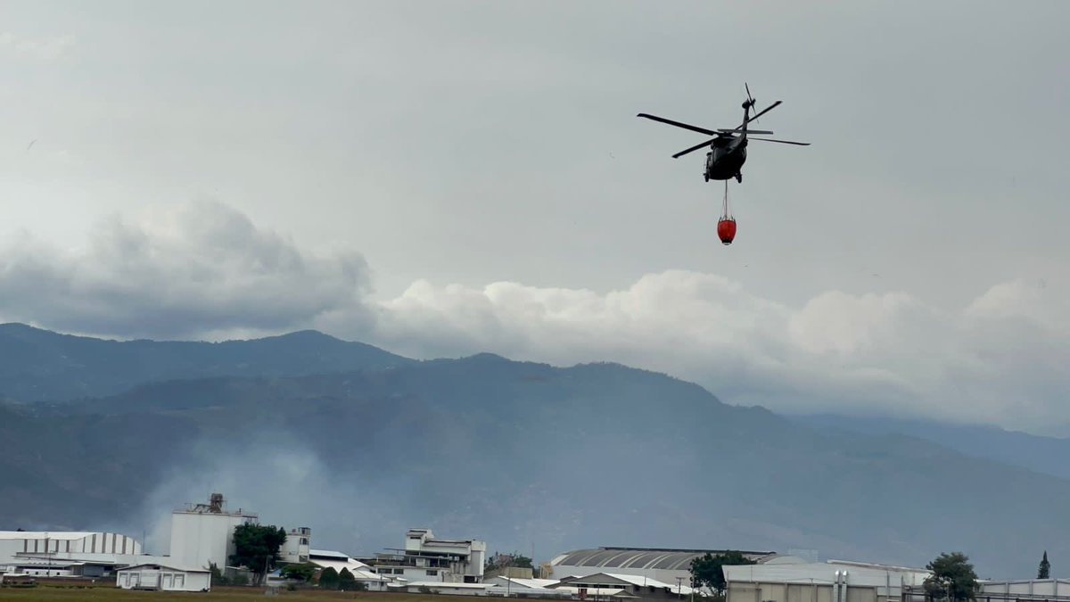FuerzaAereaCol's tweet photo. #ProtegemosLaVida | Continúan labores de extinción de incendios en #Cali.

Tripulación del helicóptero Black Hawk UH-60L de su #FuerzaAeroespacial🇨🇴, trabaja junto a organismos de socorro para apagar las llamas.

#PlanAyacucho 
@UNGRD 
#CENRP
#CACOM7 https://t.co/UorbkBP9Fw