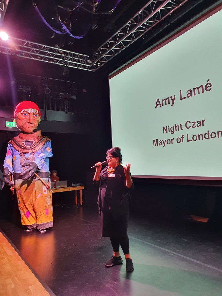 Welcome back Farrah the Fox! 🦊

All happening in Woolwich town centre tonight for a spectacular Hi! Street Fest Finale with #WoolwichLates 🌃

Thank you <a href="/EEALondon/">Emergency Exit Arts</a> <a href="/HistoricEngland/">Historic England</a> 🙏

Great to have Night Czar <a href="/amylame/">Amy Lamé</a> joining the festivities and meeting local businesses!