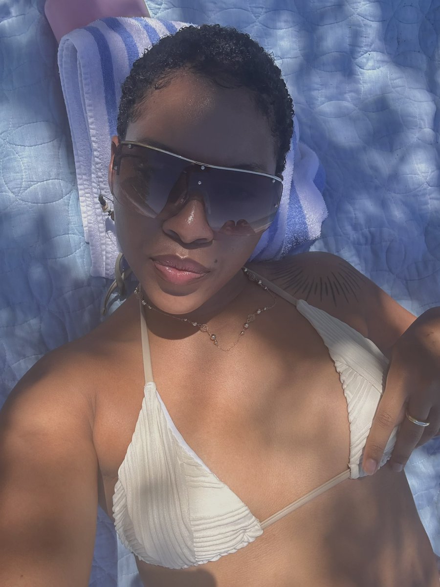 havahnalee's tweet photo. sun’s hot but i’m hotter😅 https://t.co/av4LThgLFF
