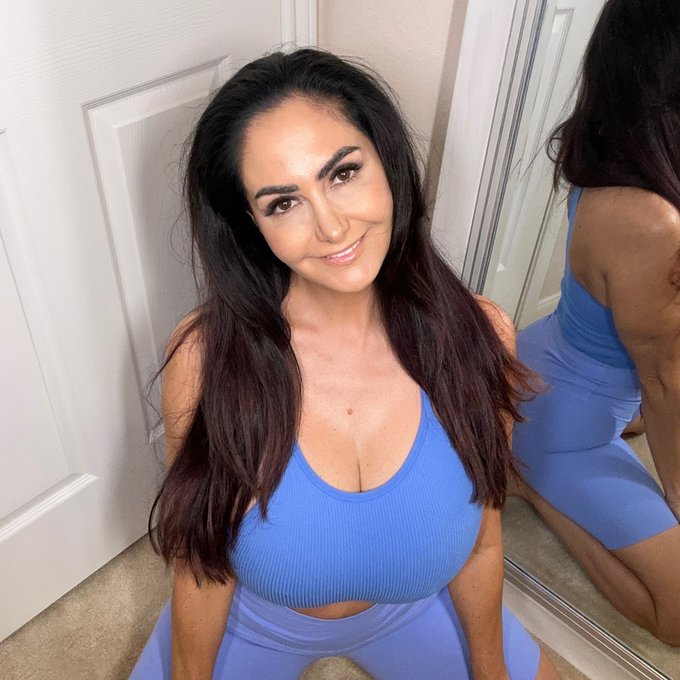 Let&rsquo;s have some fun at https://t.co/Fe5hyuvbxI 💋 https://t.co/AkmUafrpWX<a href="/tag/mondaynightraw"class="tags"><span>#mondaynightraw</span></a>