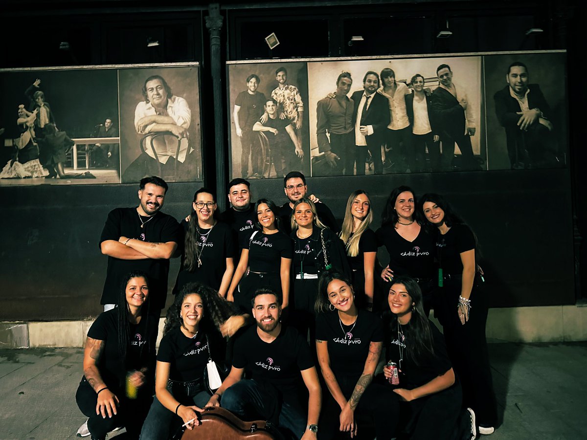 Gran ratazo que hemos pasado en la noche de la Plaza de la Merced. 

En el Barrio Santa María…Cádiz Puro.💜