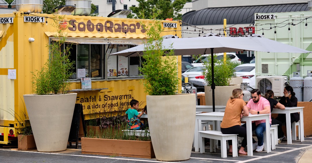 🍂 Fall for the appeal of al fresco dining outside our kiosk! 🍁