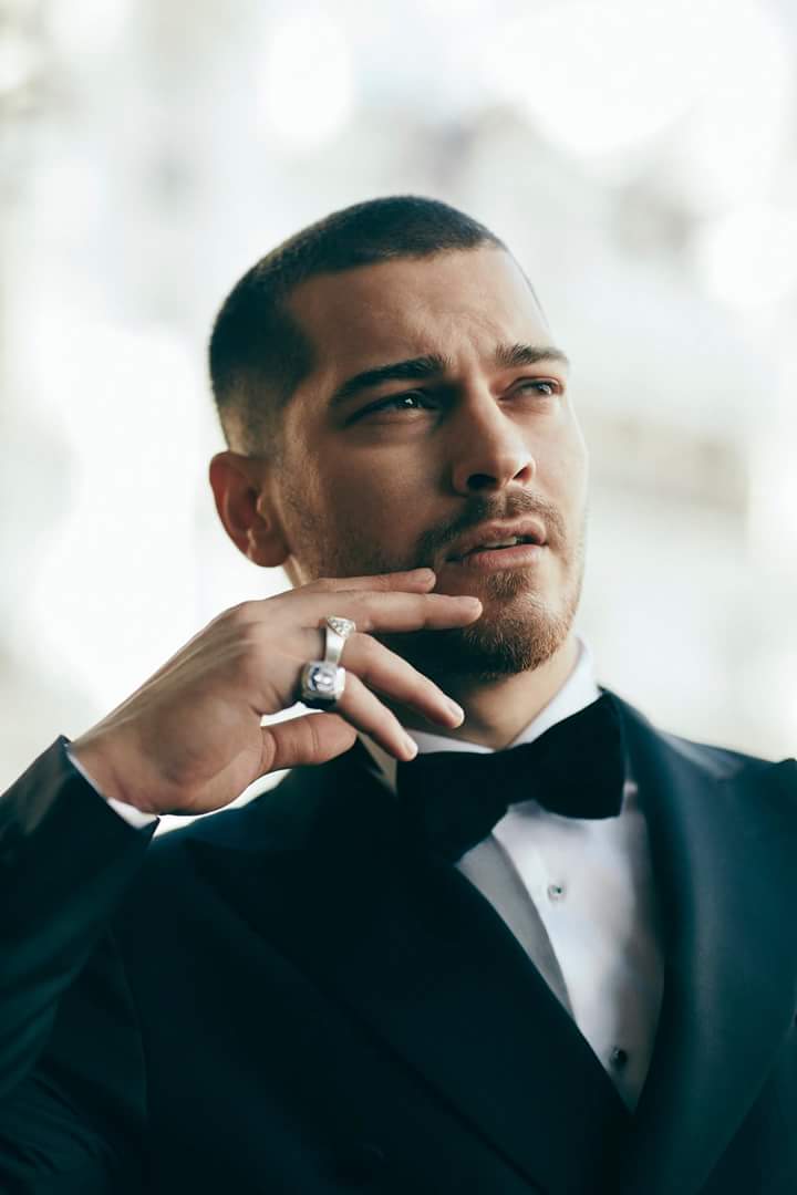 Çağatay Ulusoy, 33 yaşında. 🥂