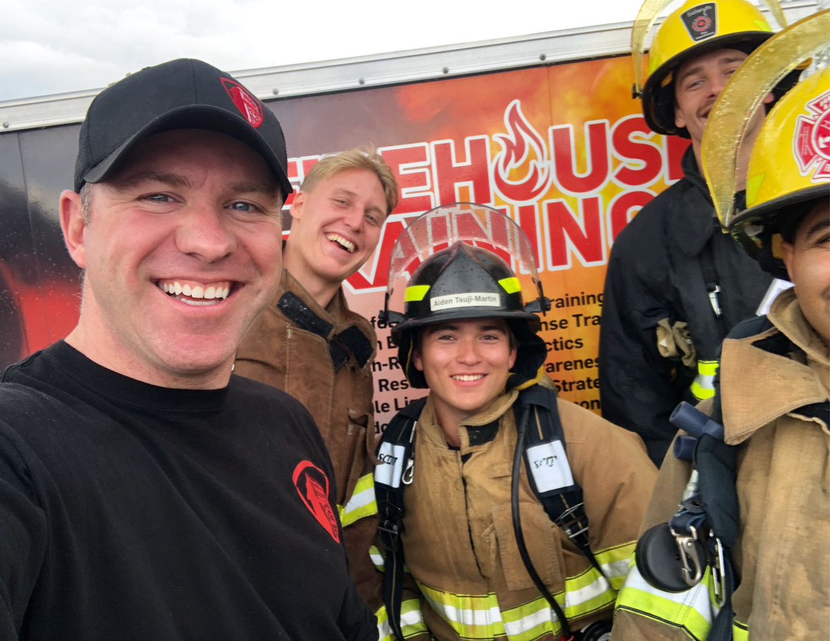 FirehouseTrain1's tweet image. Always a blast when training at Firehouse! We don’t know any other way.😆🔥 #firelife #weekendvibes #firelife #trainingdays #firetraining #practicalskills #firefighter #firepics #nfpareview #handsontraining #backtothebasics