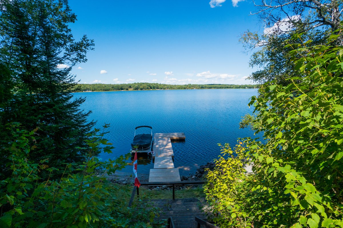 OntCottRent's tweet photo. Last minute booking alert. Pickerel Peak is available for the last week of September. Enjoy this comfortably characteristic, Muskoka style cottage. Book your lakeside escape with Ontario Cottage Rentals today.

#myOCRvacation https://t.co/MY034R8i5r