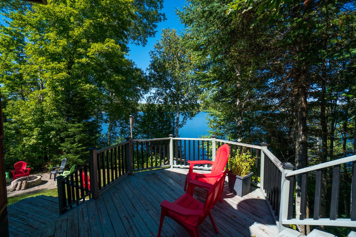 OntCottRent's tweet photo. Last minute booking alert. Pickerel Peak is available for the last week of September. Enjoy this comfortably characteristic, Muskoka style cottage. Book your lakeside escape with Ontario Cottage Rentals today.

#myOCRvacation https://t.co/MY034R8i5r
