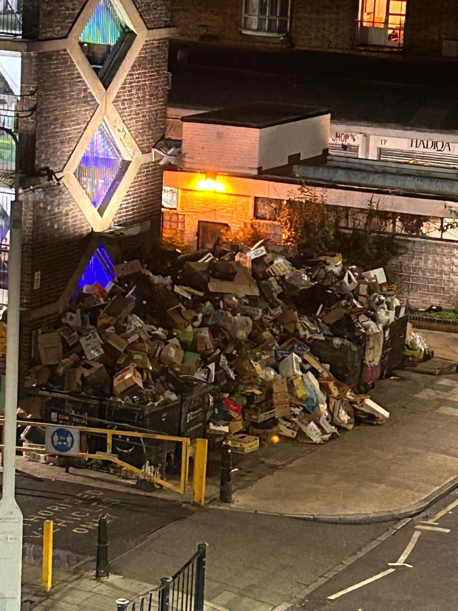 dragonsangel01's tweet image. My local market!
Sort it out now! #nationalrecyclingstrike  #rubbish @GOVUK #resolutionneeded 
@TowerHamletsNow @itvlondon @BBCNews