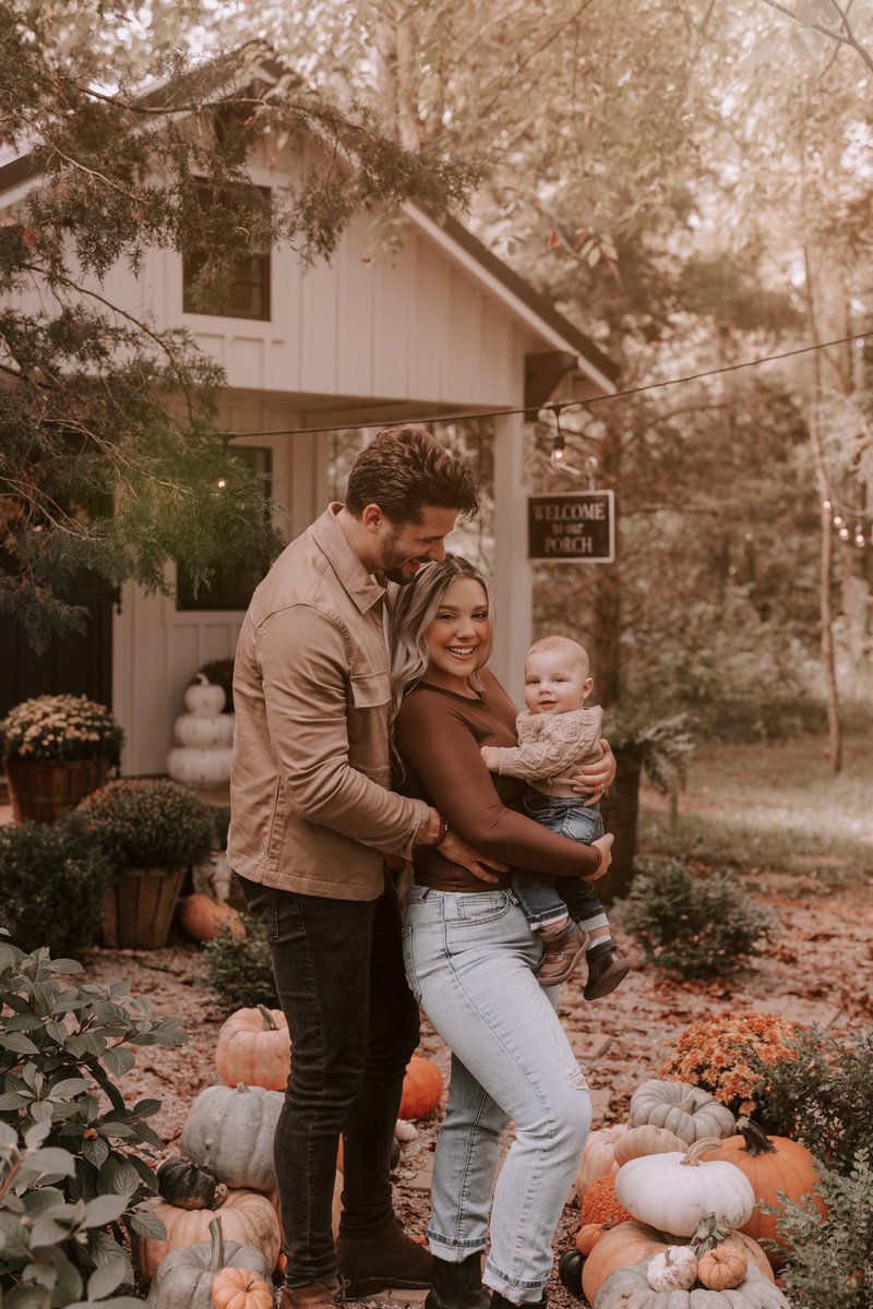 VM_Tesla's tweet image. Baby’s first fall 🍂🤎