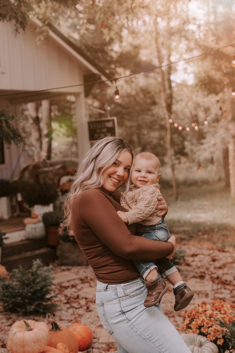 VM_Tesla's tweet image. Baby’s first fall 🍂🤎