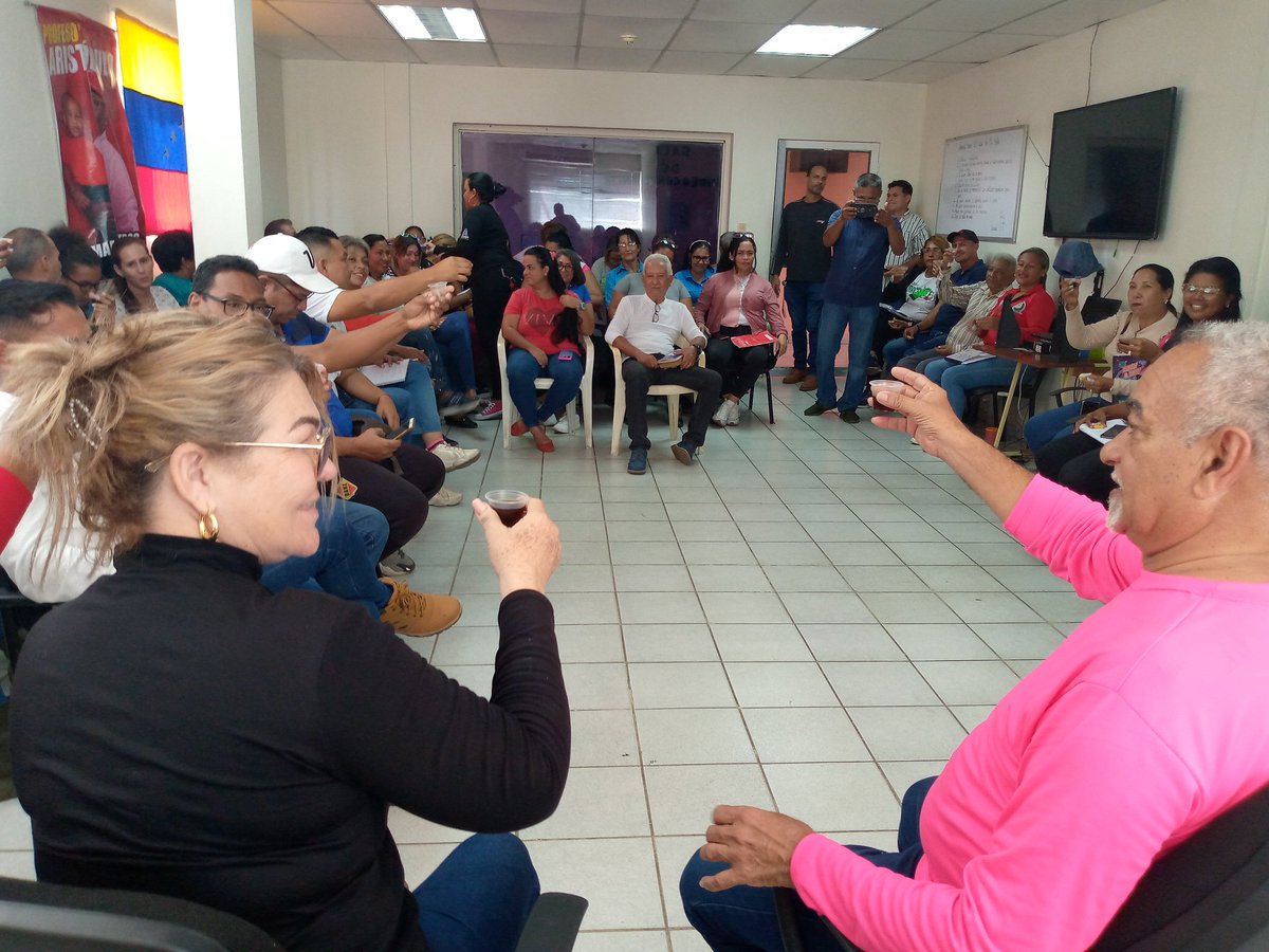 Un grato conversatorio sostuvimos con el Prof. Filiberto Martínez junto al personal del <a href="/cdceanzoategui/">Centro de Desarrollo de la Calidad Educativa Anz</a> durante el cafecito militante laboral <a href="/PartidoPSUV/">PSUV</a> dónde abordamos temas del acontecer nacional y regional.
<a href="/NicolasMaduro/">Nicolás Maduro</a> 
<a href="/_LaAvanzadora/">Yelitze Santaella</a> 
<a href="/dcabellor/">Diosdado Cabello R</a> 
<a href="/luismarcanos/">Luis Marcano</a>