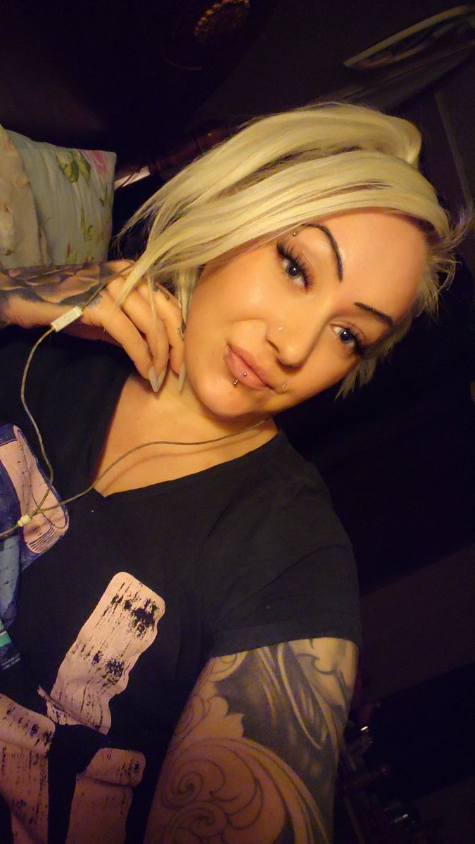 AldredKatrina's tweet photo. Listening to some tunes before bed 🎶 🤘 https://t.co/4cr9WZNHd0