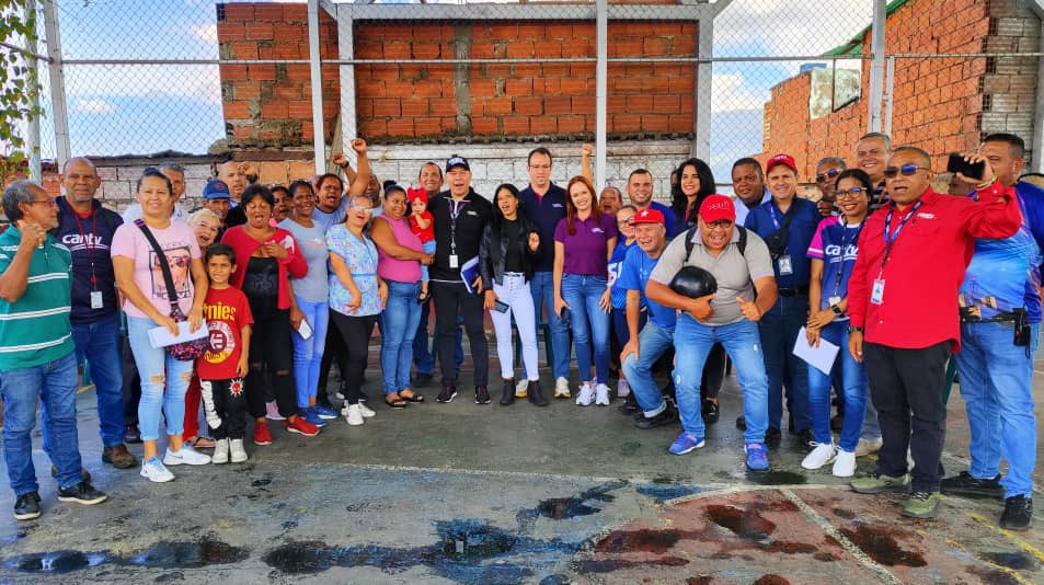 salaprensaCantv's tweet photo. En la reunión, los voceros de las MTT reconocieron el trabajo que la Fuerza Azul viene desarrollando en las comunidades y se comprometieron a crear una sala situacional y la cartografía social en materia de telecomunicaciones para seguir avanzando con las atenciones. https://t.co/W4n9zu3LQ4
