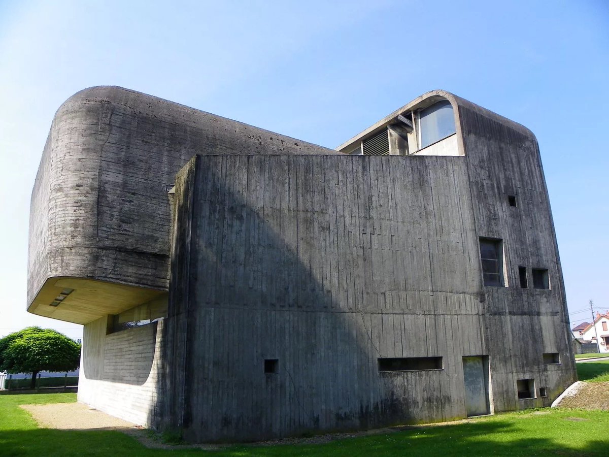 lefoudupuyy's tweet image. Fans de brutalisme, je vous présente l’Eglise sainte-Bernadette du Banlay à Nevers, classée monument historique :